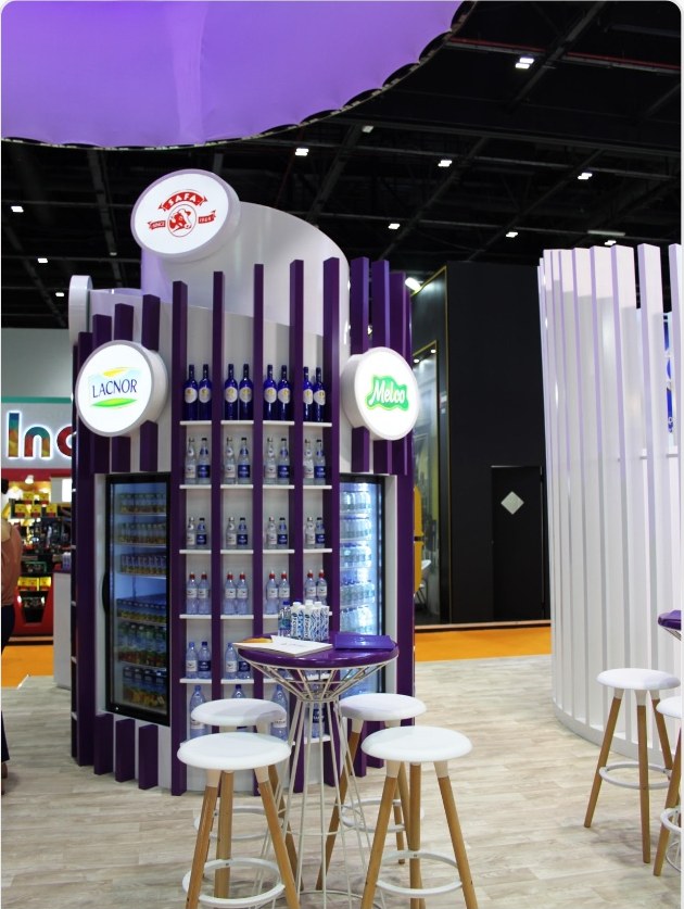 Oversized 3D product replicas and brand signage